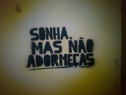 Sonha, mas não adormeças