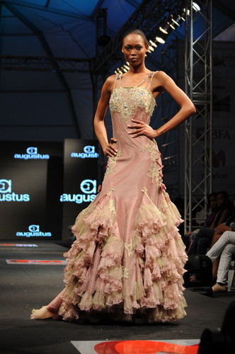 Vestido por Augustus