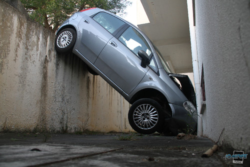 Acidente de carro caiu num buraco (Figueira da Foz