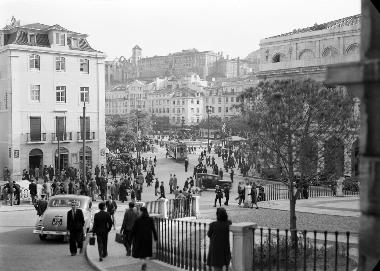 Largo se São Domingos com muitos portugueses, Lisboa (H. Novaes, 194...) Largo se São Domingos com muitos portugueses, Lisboa (H. Novaes, 194...)