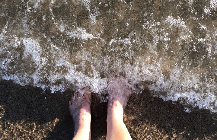 pés no mar.jpg