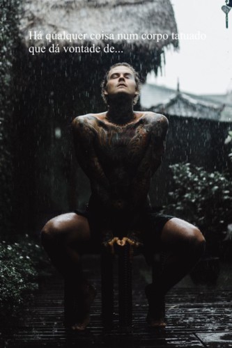 homem-tatuado-posando-na-chuva_texto1321-912.jpg