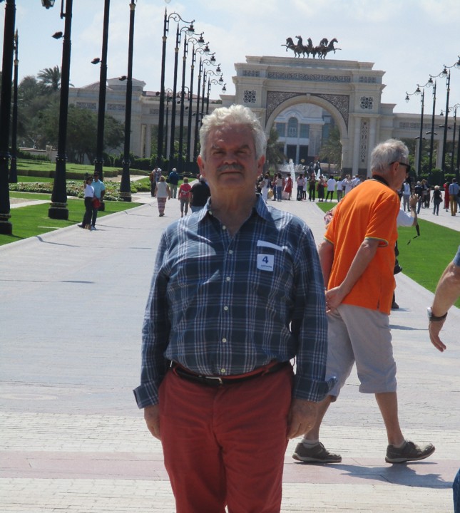 À porta do palácio do Emir do Dubai.jpg