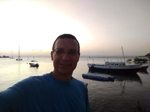 44169210_10217176882075146_1718779962636369920_n.j