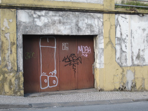 Rua dos Combstentes portão de garagem.JPG