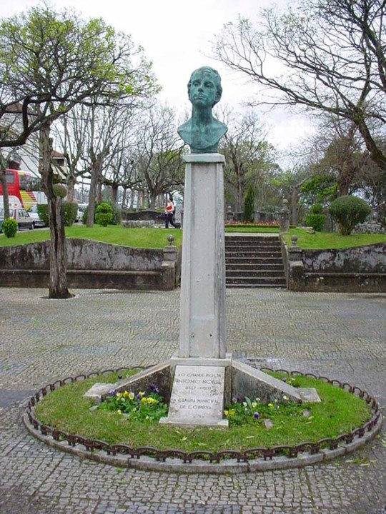 Monumento a António Nobre no Penedo da Saudade.jp