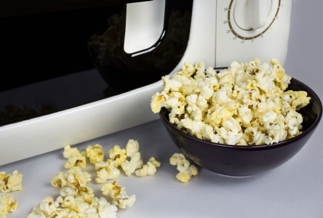 Como-tirar-o-cheiro-de-pipoca-do-micro-ondas.jpg