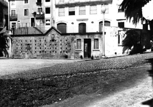 Fonte do Largo da Feira ou dos Bicos 01.jpg Fonte do Largo da Feira ou dos Bicos 01.jpg