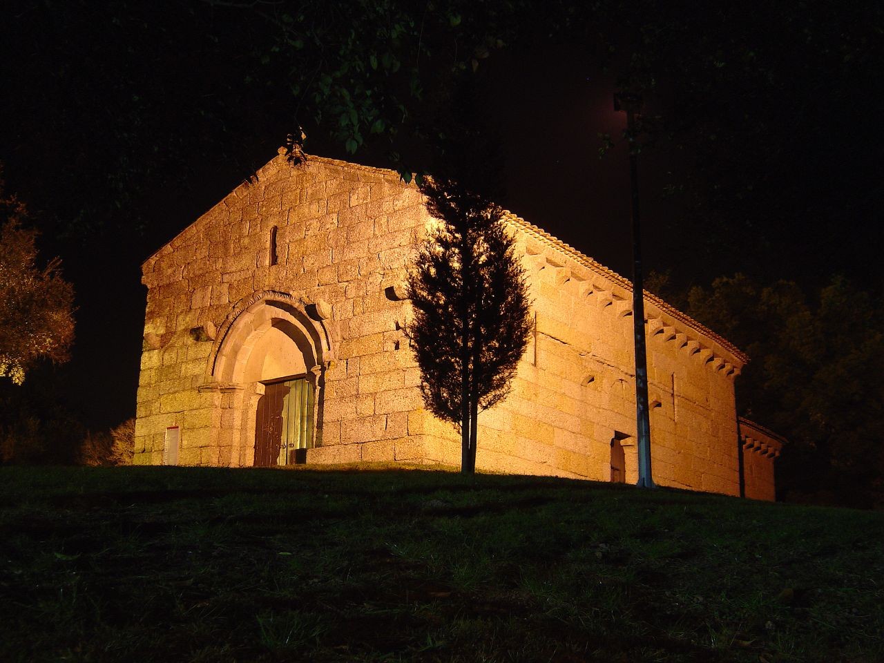 Igreja de São Miguel do Castelo.jpg Igreja de São Miguel do Castelo.jpg