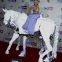  Lady Gaga chega à cerimónia num cavalo mecânic
