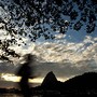Amanhecer - O sol aparece entre nuvens no in&iacute;cio 