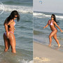 Celebridades - Yani a dançarina na praia da Barra