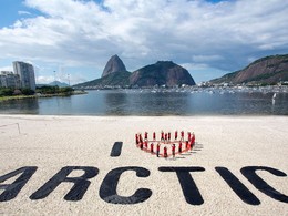 Volunt&aacute;rios brasileiros se reuniram na Praia de B