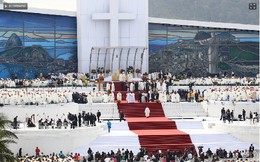 JMJ - Praia de Copacabana - Papa Francisco sobe ao