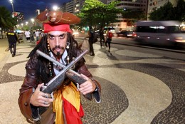 Warlley Costa, morador de Paraty, veste-se de pira