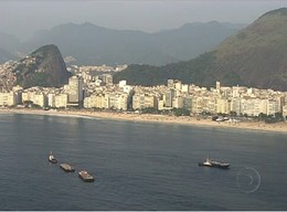 Balsas com fógos - Ancoradas a 500m da Praia de C