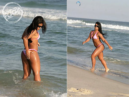 Celebridades - Yani a dan&ccedil;arina na praia da Barra