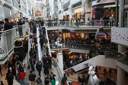 Boxing_Day_at_the_Toronto_Eaton_Centre.jpeg.492x0_