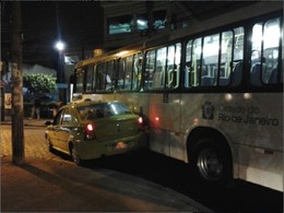 Ônibus e táxi colidiram na Praça Seca - Ônibus